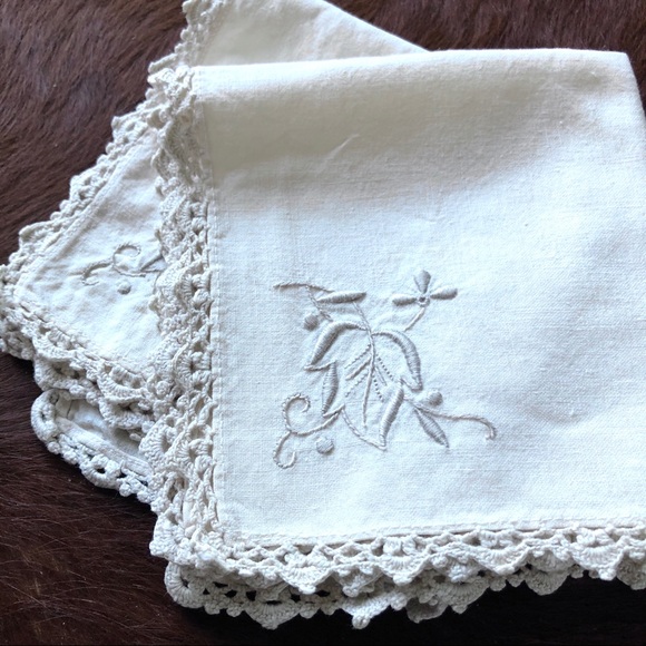 💥3/$15-Two Vintage Embroidered Napkins - Picture 3 of 5